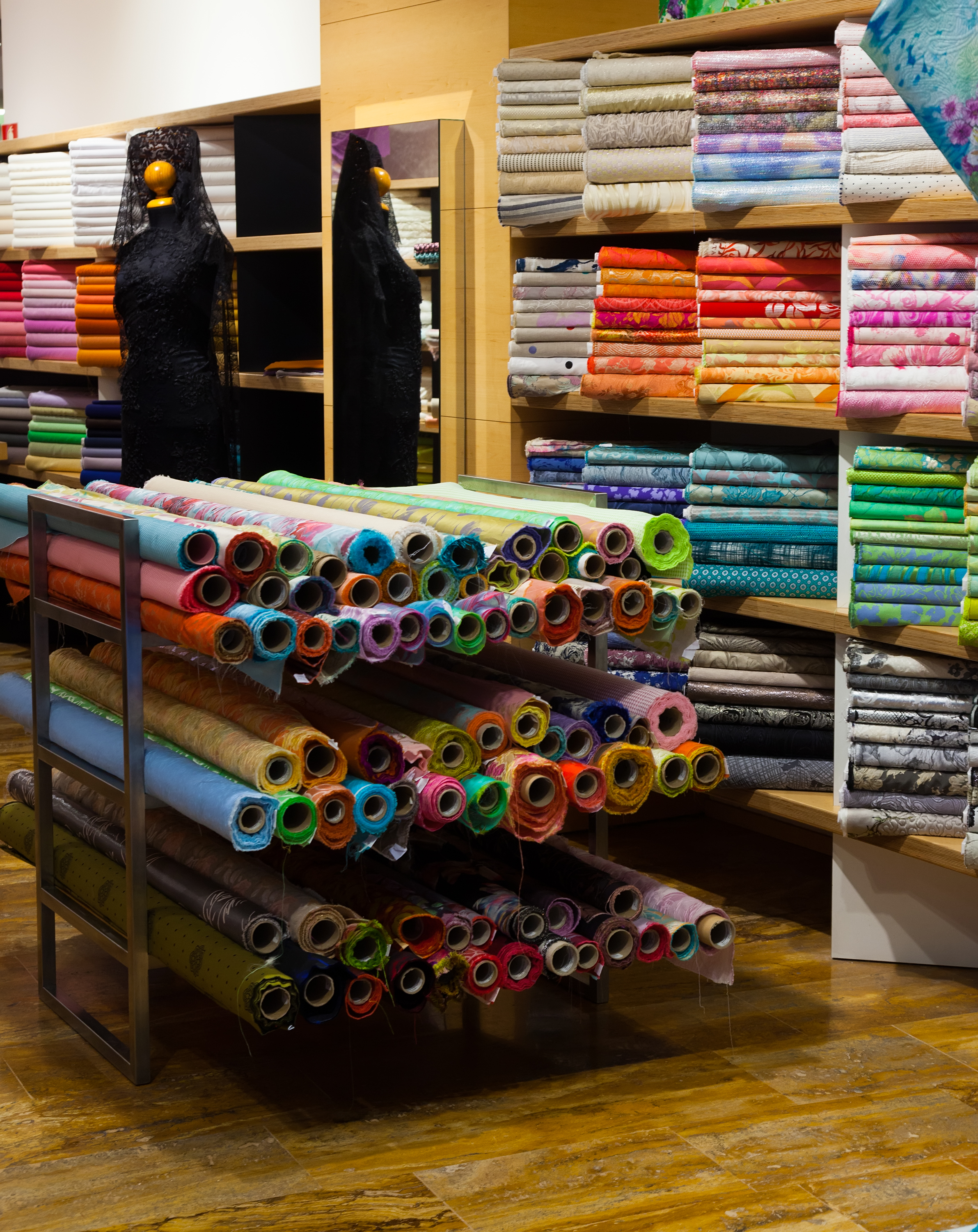 Toko kain Atlas Fabrics dengan berbagai pilihan tekstil